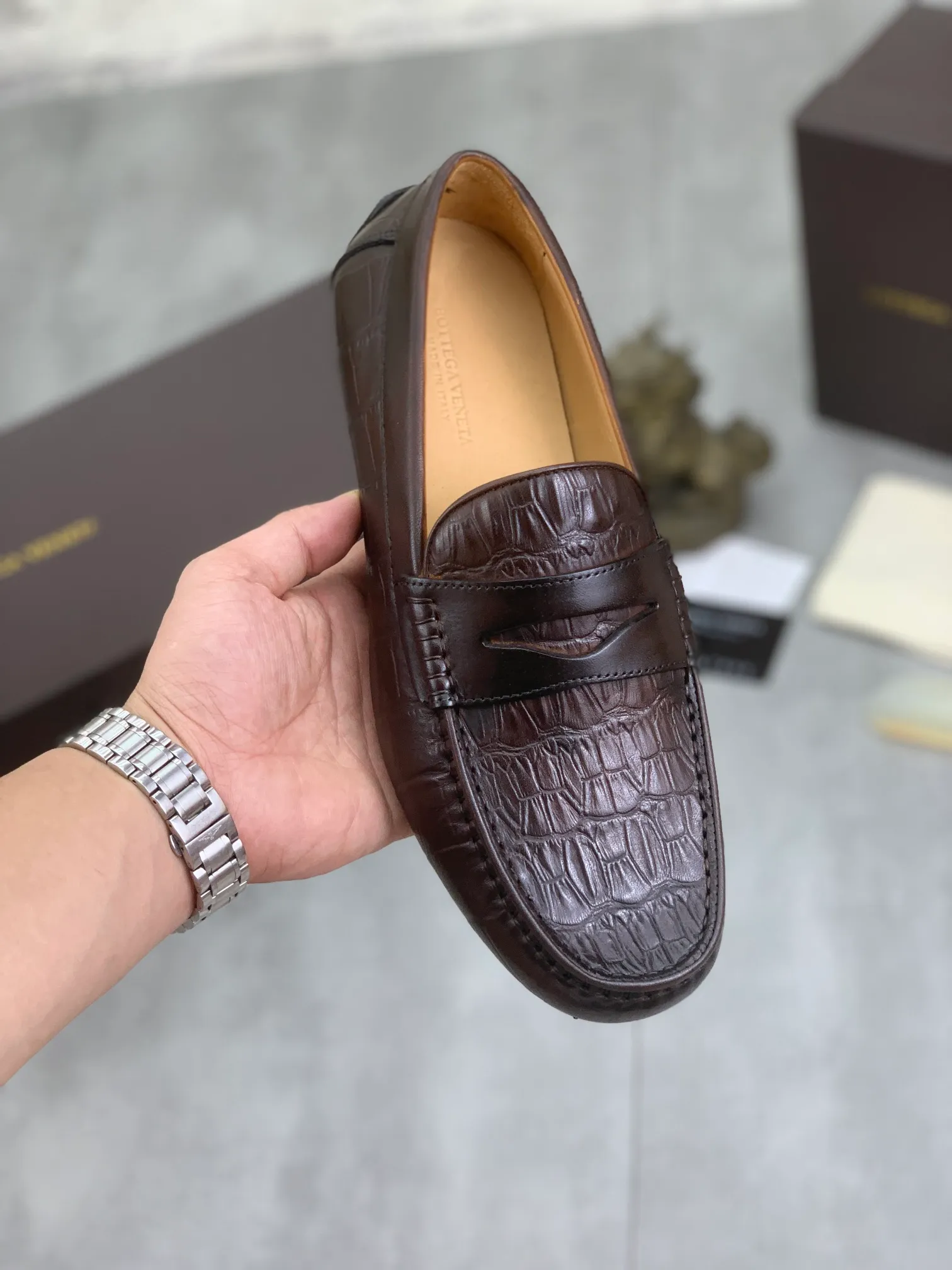 Men's shoes 💰P420 [New model] Water-dyed Niuli 💰High-quality business beanie shoes 💎💎💎 BOTTEGA VENETA official website synchronizes the latest top version of BV in the market, accepts material comparison, shoe type comparison, process comparison, practical and texture, versatile, suitable for any occasion, the more you look at it, the more it tastes. Purely hand-woven craftsmanship - Upper material, Italian 🇮🇹 imported crocodile pattern calfskin - High-quality water-dyed cowhide lining - Original private model customized outsole -Size: 39-44 (38 45 can be customized) Color: black or brown optional